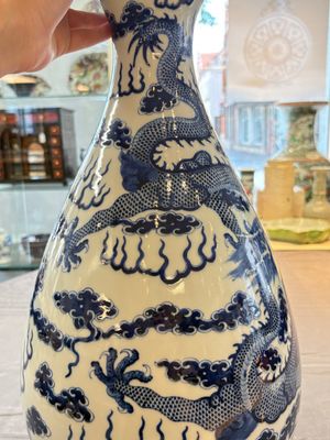 A rare and large Chinese blue and white 'yuhuchunping' vase with dragons, Guangxu mark and of the period — 照片 14