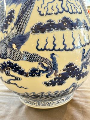 A rare and large Chinese blue and white 'yuhuchunping' vase with dragons, Guangxu mark and of the period — 照片 15