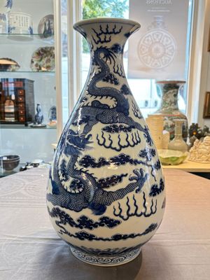 A rare and large Chinese blue and white 'yuhuchunping' vase with dragons, Guangxu mark and of the period — 照片 2