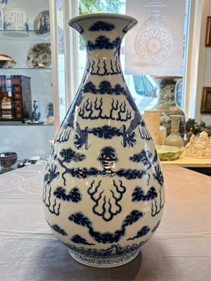 A rare and large Chinese blue and white 'yuhuchunping' vase with dragons, Guangxu mark and of the period — 照片 3