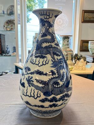 A rare and large Chinese blue and white 'yuhuchunping' vase with dragons, Guangxu mark and of the period — 照片 4