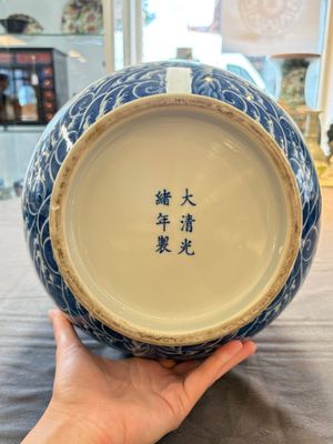 A rare and large Chinese blue and white 'yuhuchunping' vase with dragons, Guangxu mark and of the period — 照片 6