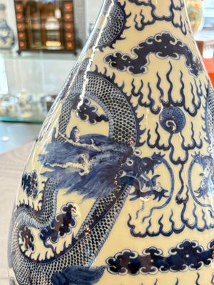 A rare and large Chinese blue and white 'yuhuchunping' vase with dragons, Guangxu mark and of the period — 照片 8