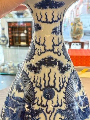 A rare and large Chinese blue and white 'yuhuchunping' vase with dragons, Guangxu mark and of the period — 照片 9