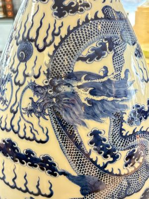 A rare and large Chinese blue and white 'yuhuchunping' vase with dragons, Guangxu mark and of the period — 照片 10