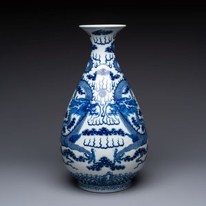 A rare and large Chinese blue and white 'yuhuchunping' vase with dragons, Guangxu mark and of the period — 照片 1