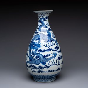 A rare and large Chinese blue and white 'yuhuchunping' vase with dragons, Guangxu mark and of the period — 照片 2