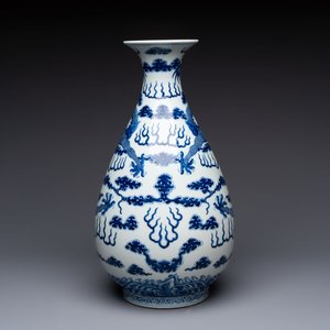 A rare and large Chinese blue and white 'yuhuchunping' vase with dragons, Guangxu mark and of the period — 照片 3
