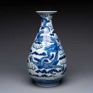 A rare and large Chinese blue and white 'yuhuchunping' vase with dragons, Guangxu mark and of the period — 照片 4