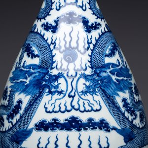 A rare and large Chinese blue and white 'yuhuchunping' vase with dragons, Guangxu mark and of the period — 照片 5