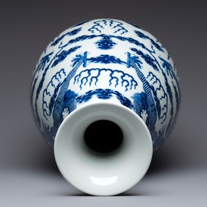 A rare and large Chinese blue and white 'yuhuchunping' vase with dragons, Guangxu mark and of the period — 照片 6