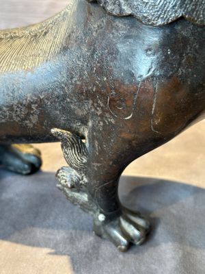 A rare and large Chinese bronze lion-form censer, Southern Song — foto 11