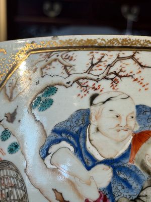 A rare and large Chinese Canton famille rose 'mandarin subject' bowl, Hua Xuan 花軒 and Qing Ju 清居 mark, Qianlong — photo 19