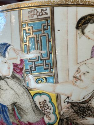 A rare and large Chinese Canton famille rose 'mandarin subject' bowl, Hua Xuan 花軒 and Qing Ju 清居 mark, Qianlong — photo 21