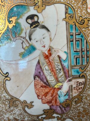A rare and large Chinese Canton famille rose 'mandarin subject' bowl, Hua Xuan 花軒 and Qing Ju 清居 mark, Qianlong — photo 27