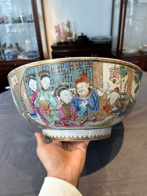 A rare and large Chinese Canton famille rose 'mandarin subject' bowl, Hua Xuan 花軒 and Qing Ju 清居 mark, Qianlong — photo 3