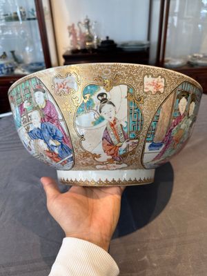 A rare and large Chinese Canton famille rose 'mandarin subject' bowl, Hua Xuan 花軒 and Qing Ju 清居 mark, Qianlong — photo 4