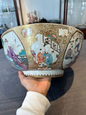 A rare and large Chinese Canton famille rose 'mandarin subject' bowl, Hua Xuan 花軒 and Qing Ju 清居 mark, Qianlong — photo 7