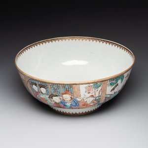 A rare and large Chinese Canton famille rose 'mandarin subject' bowl, Hua Xuan 花軒 and Qing Ju 清居 mark, Qianlong — photo 11