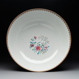 A rare and large Chinese Canton famille rose 'mandarin subject' bowl, Hua Xuan 花軒 and Qing Ju 清居 mark, Qianlong — photo 12