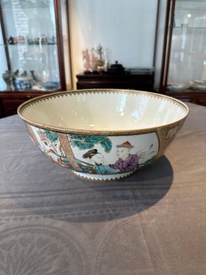 A rare and large Chinese Canton famille rose 'mandarin subject' bowl, Hua Xuan 花軒 and Ju Qing 居清 mark, Qianlong — 照片 1
