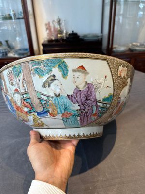 A rare and large Chinese Canton famille rose 'mandarin subject' bowl, Hua Xuan 花軒 and Ju Qing 居清 mark, Qianlong — 照片 2
