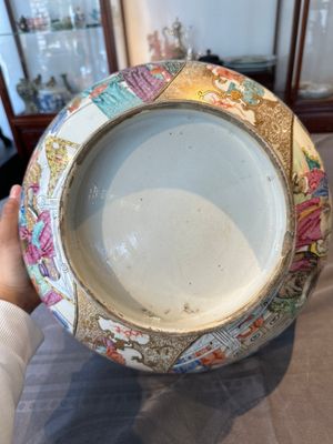 A rare and large Chinese Canton famille rose 'mandarin subject' bowl, Hua Xuan 花軒 and Ju Qing 居清 mark, Qianlong — 照片 28
