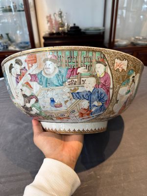 A rare and large Chinese Canton famille rose 'mandarin subject' bowl, Hua Xuan 花軒 and Ju Qing 居清 mark, Qianlong — 照片 5