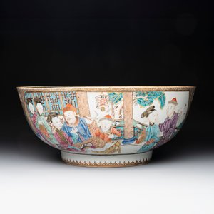 A rare and large Chinese Canton famille rose 'mandarin subject' bowl, Hua Xuan 花軒 and Ju Qing 居清 mark, Qianlong — 照片 1
