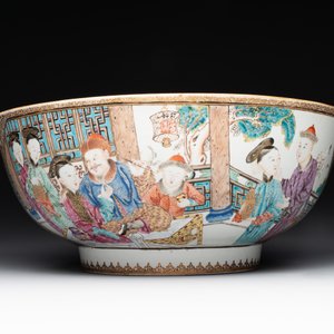 A rare and large Chinese Canton famille rose 'mandarin subject' bowl, Hua Xuan 花軒 and Ju Qing 居清 mark, Qianlong — 照片 2