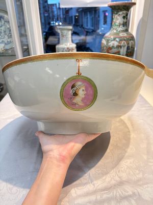 A rare and large Chinese famille rose 'Mythological Subject' punch bowl for the Danish market, Qianlong, ca. 1790 — foto 1