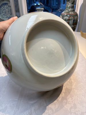 A rare and large Chinese famille rose 'Mythological Subject' punch bowl for the Danish market, Qianlong, ca. 1790 — foto 16