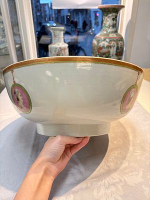 A rare and large Chinese famille rose 'Mythological Subject' punch bowl for the Danish market, Qianlong, ca. 1790 — foto 2