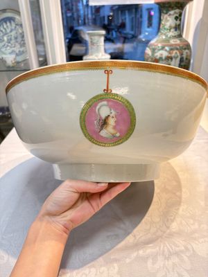 A rare and large Chinese famille rose 'Mythological Subject' punch bowl for the Danish market, Qianlong, ca. 1790 — foto 3