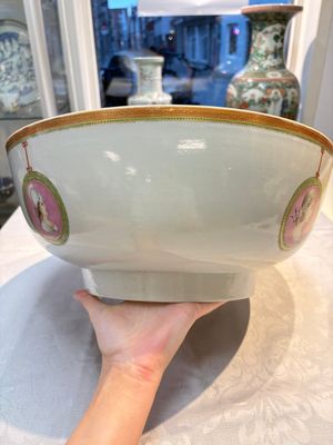A rare and large Chinese famille rose 'Mythological Subject' punch bowl for the Danish market, Qianlong, ca. 1790 — foto 4