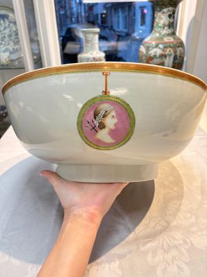 A rare and large Chinese famille rose 'Mythological Subject' punch bowl for the Danish market, Qianlong, ca. 1790 — foto 5