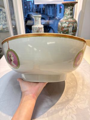 A rare and large Chinese famille rose 'Mythological Subject' punch bowl for the Danish market, Qianlong, ca. 1790 — foto 6