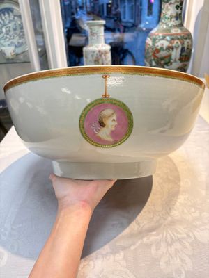 A rare and large Chinese famille rose 'Mythological Subject' punch bowl for the Danish market, Qianlong, ca. 1790 — foto 7