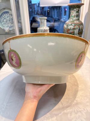 A rare and large Chinese famille rose 'Mythological Subject' punch bowl for the Danish market, Qianlong, ca. 1790 — foto 8