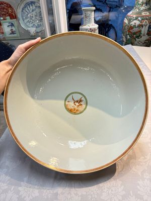 A rare and large Chinese famille rose 'Mythological Subject' punch bowl for the Danish market, Qianlong, ca. 1790 — foto 9