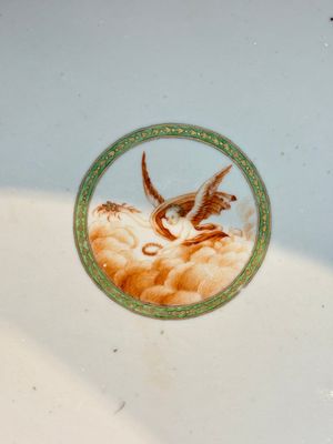 A rare and large Chinese famille rose 'Mythological Subject' punch bowl for the Danish market, Qianlong, ca. 1790 — foto 10