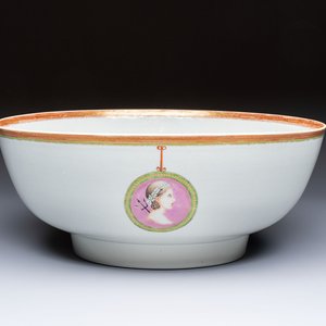 A rare and large Chinese famille rose 'Mythological Subject' punch bowl for the Danish market, Qianlong, ca. 1790 — foto 1