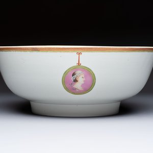A rare and large Chinese famille rose 'Mythological Subject' punch bowl for the Danish market, Qianlong, ca. 1790 — foto 2
