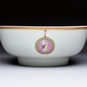 A rare and large Chinese famille rose 'Mythological Subject' punch bowl for the Danish market, Qianlong, ca. 1790 — foto 3