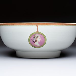 A rare and large Chinese famille rose 'Mythological Subject' punch bowl for the Danish market, Qianlong, ca. 1790 — foto 4