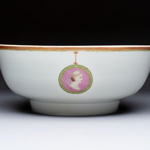 A rare and large Chinese famille rose 'Mythological Subject' punch bowl for the Danish market, Qianlong, ca. 1790 — foto 5