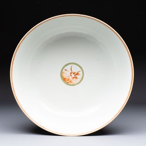 A rare and large Chinese famille rose 'Mythological Subject' punch bowl for the Danish market, Qianlong, ca. 1790 — foto 6