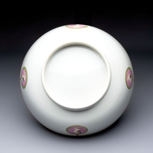 A rare and large Chinese famille rose 'Mythological Subject' punch bowl for the Danish market, Qianlong, ca. 1790 — foto 7