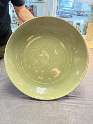 A rare and large Chinese Longquan celadon 'lotus bouquet' dish, Ming, early 15th C. — photo 2