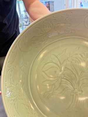 A rare and large Chinese Longquan celadon 'lotus bouquet' dish, Ming, early 15th C. — photo 5